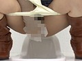 じっくり眺めるOLの放尿　サンプル画像10